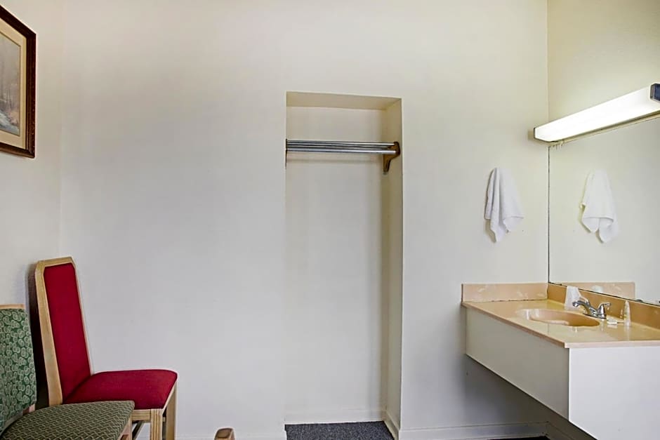 OYO Cameron Historic Hotel Brownsville I-69E