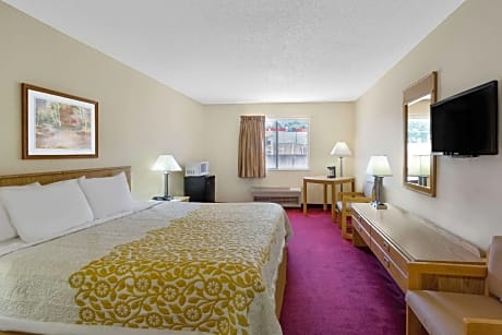 1 King Bed Studio Suite Non-Smoking