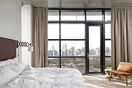 King Room with Manhattan View Balcony