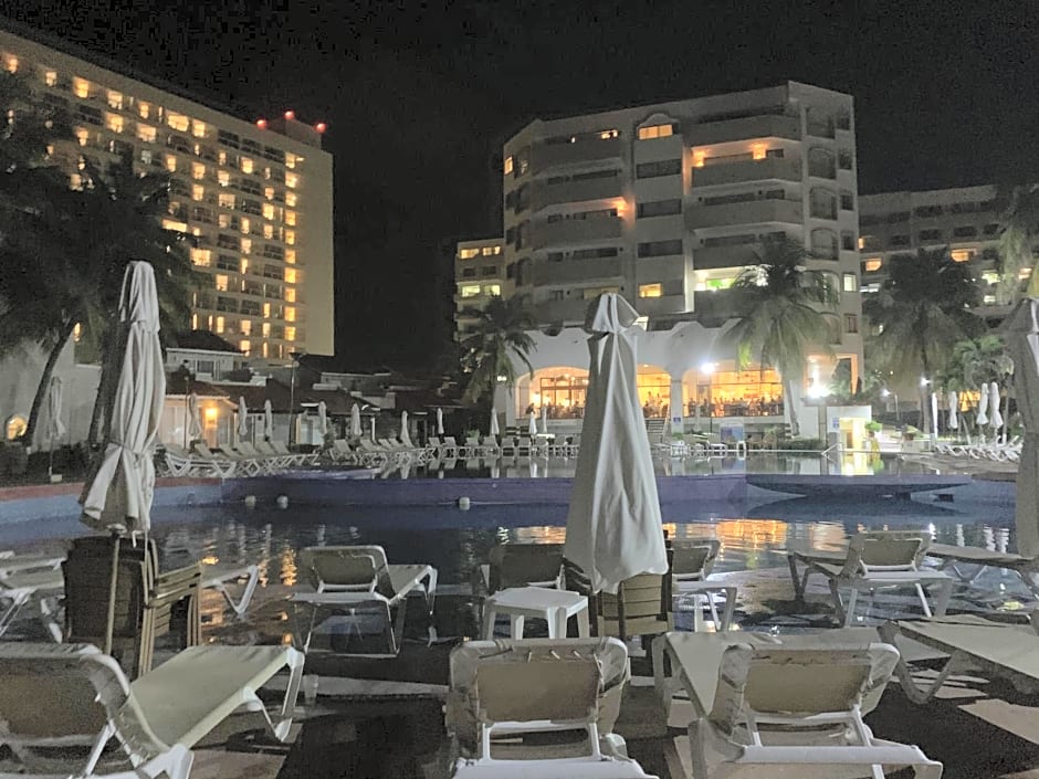 HAB PTa B ÁREA DE VILLAS DENTRO DEL HOTEL Junto al Krystal EN IXTAPA WIFI 2A 1M Con playa