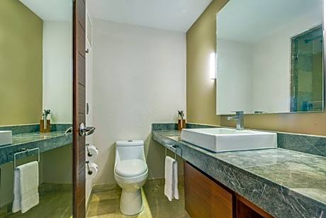 Deluxe Ocean View, 1 King (LKO)