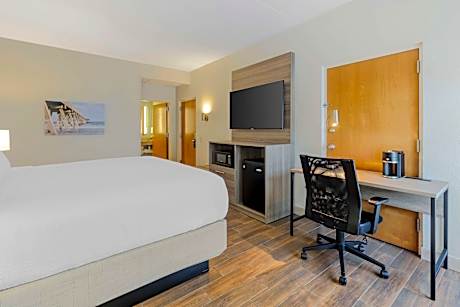 King Room with Roll-in Shower - Mobility/Communication Access/Non-Smoking