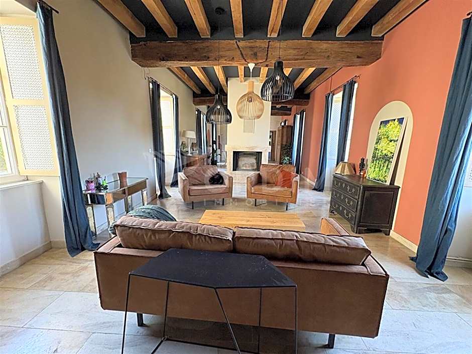 Logis Hostellerie des Clos et restaurant Bistrot des grands crus et Maison de la tour Chablis