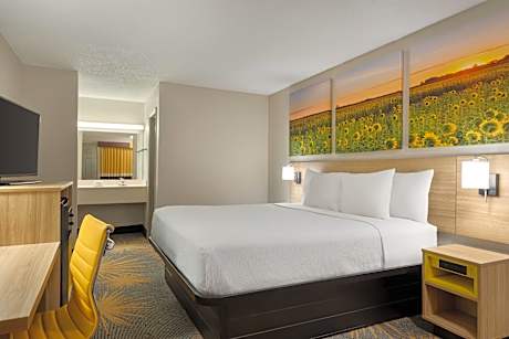 1 King Bed Non-Smoking