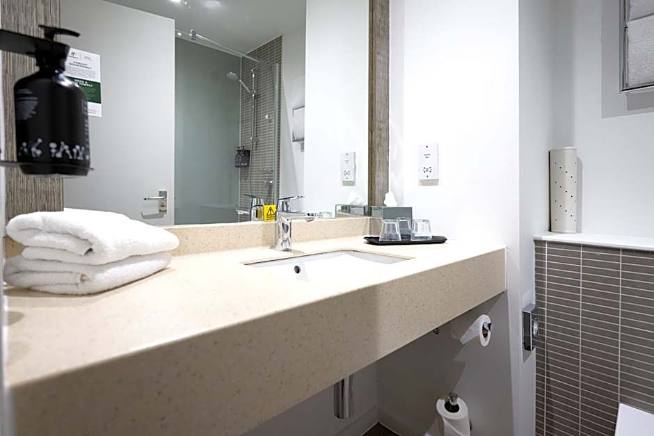 Holiday Inn Cardiff - North M4 By IHG