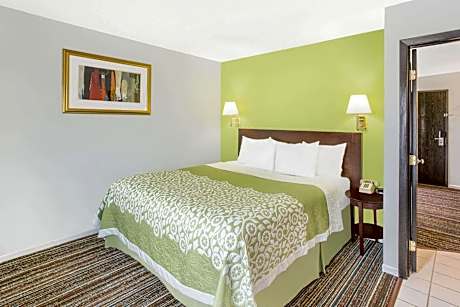 1 King Bed and 1 Queen Bed, Suite, Non-Smoking