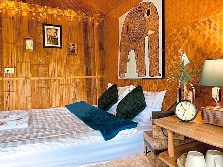 3 Pok Maewang jinxiang Gold elephant park