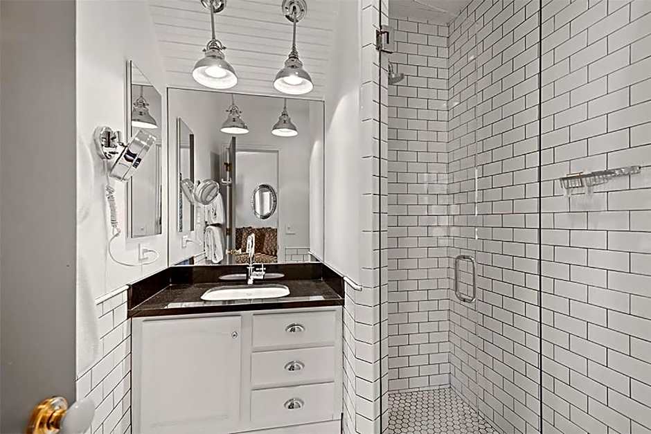 Independence Square 305, Remodeled, 3rd Floor Hotel Room in Aspen's Best Location