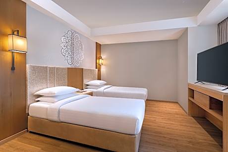 Family Suite, 2 Bedroom Suite, Bedroom 1: 1 King, Bedroom 2: 2 Twin, City View