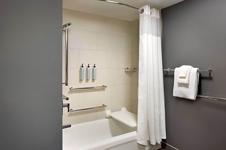 Courtyard by Marriott Edison Woodbridge