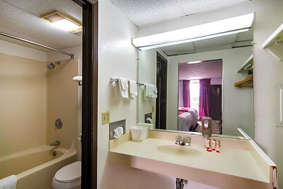 OYO Hotel Hutchinson KS West 4th Ave