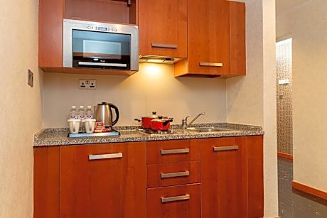 One-Bedroom King Suite with Sea View - Lounge Access