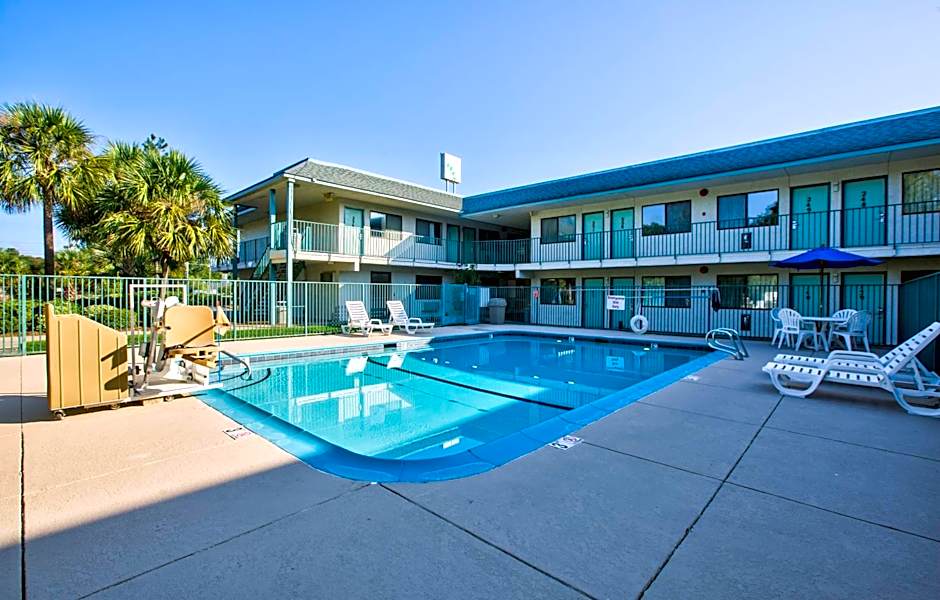 Motel 6-Valdosta, GA - University