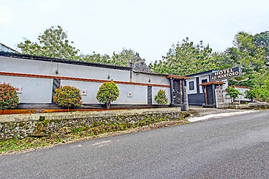 OYO 92287 Hotel Aji Mantoro