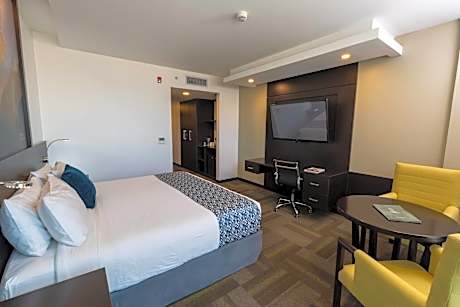 Deluxe King Room - Non-Smoking