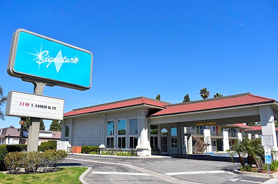 Signature Anaheim Maingate