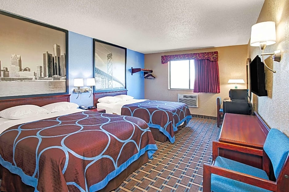 Super 8 by Wyndham Roseville/Detroit Area