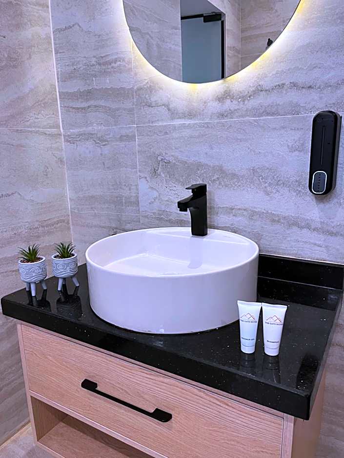 The Gate Hotel Front Pyramids & Sphinx View