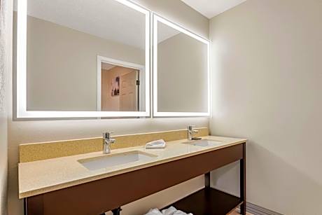 Suite-2 King Beds NSMK Larger Room Sep Bedroom Living Room Wet Bar Microwave Fridge Full Breakfast