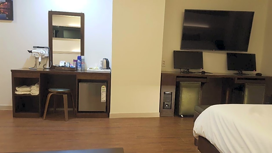 H  Hotel