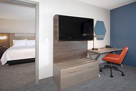 1 Bedroom Suite 1 King 2 Queen