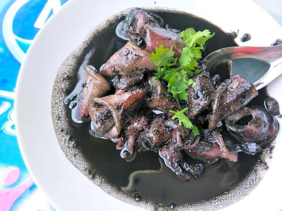 DAYA Beach, Lipe local