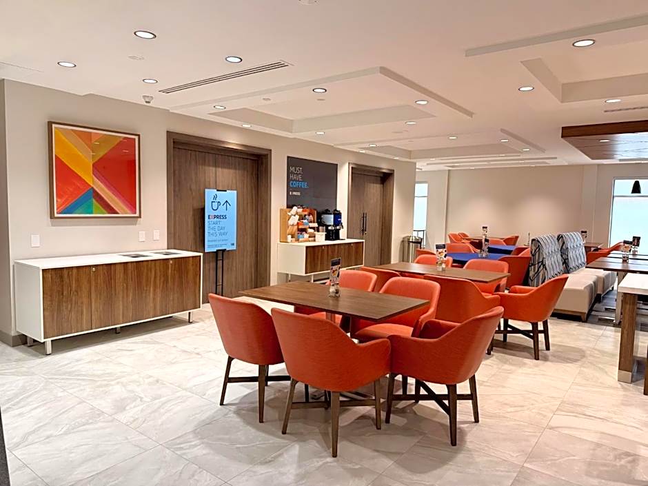 Holiday Inn Express & Suites Ottawa West - Nepean by IHG