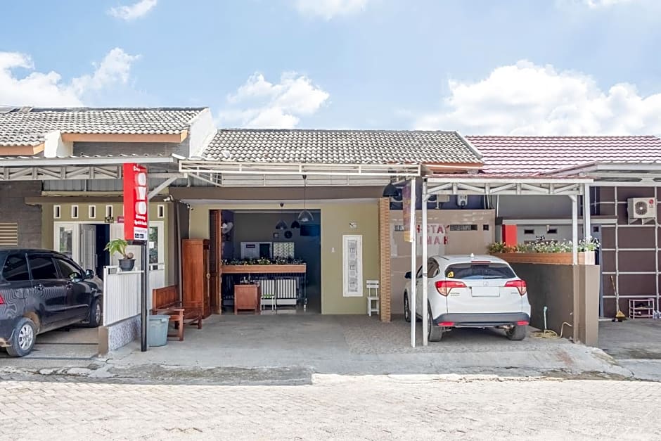 Vaccinated Staff - OYO 3046 Homestay Syariah Imah