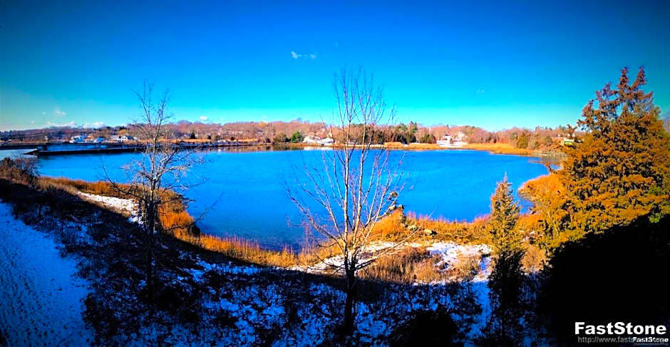 Riverview Inn & Suites