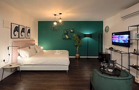 Deluxe Suite with Spa Bath and Sauna