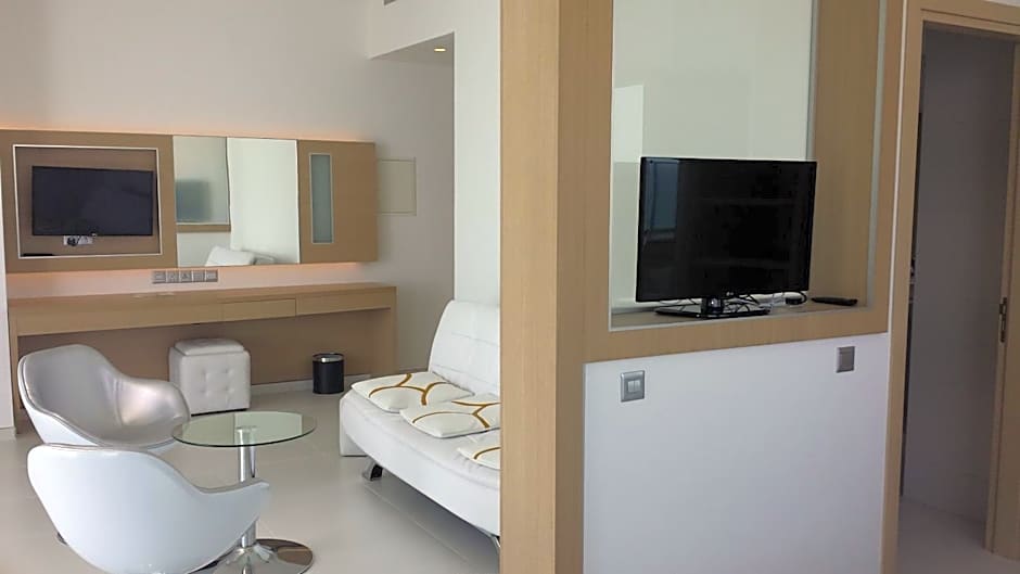 Vrissaki Beach Hotel