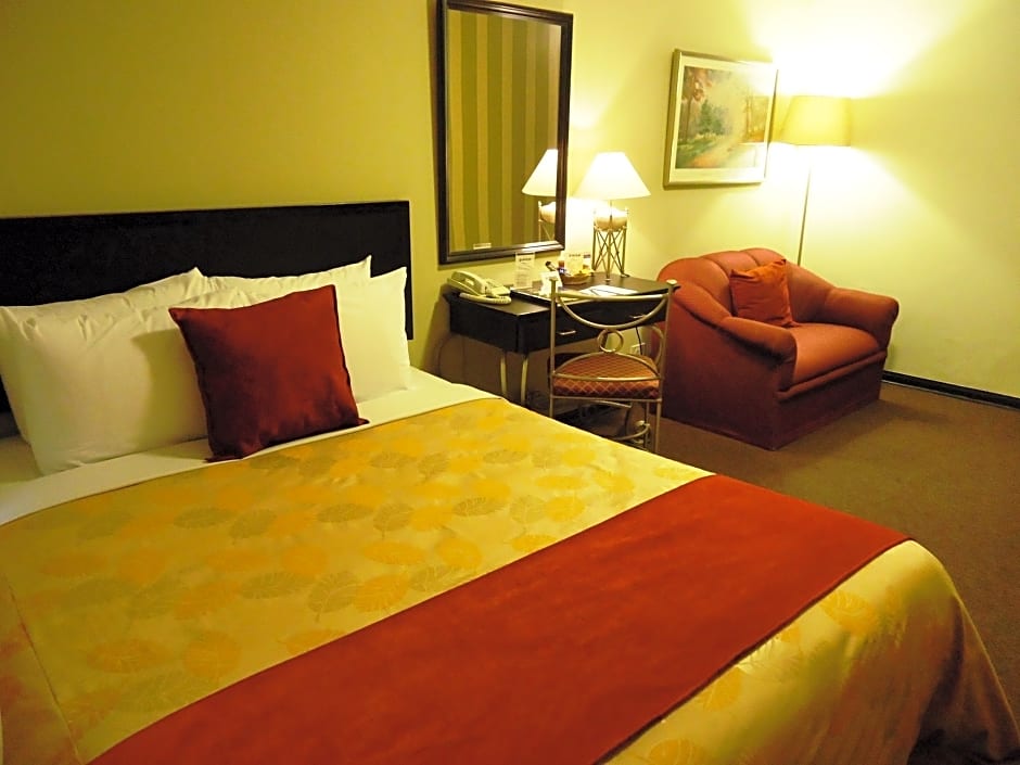 Leon de Oro Inn & Suites