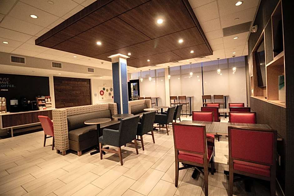 Holiday Inn Express And Suites Boston South - Randolph By IHG