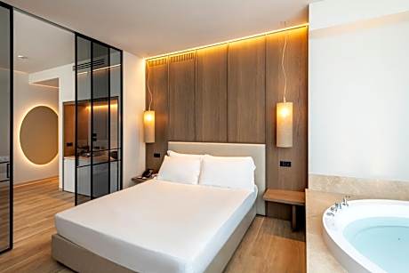 Suite with Spa Bath - Lateral Sea View