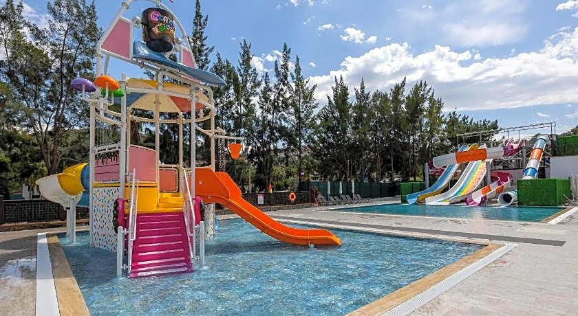 Ramada Hotel & Suites by Wyndham Kusadasi