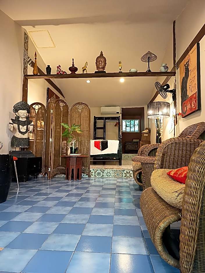 Baan Si Khao yanui