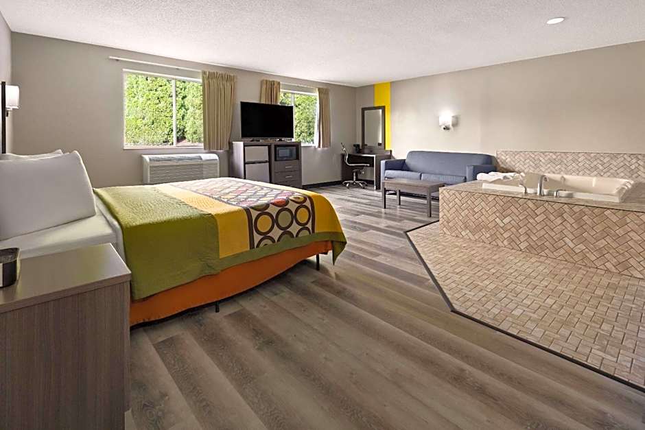 Super 8 by Wyndham Burnham/Lewistown