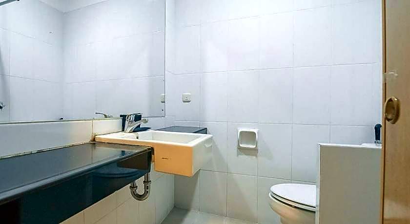 RedDoorz Near Trans Studio Mall 3