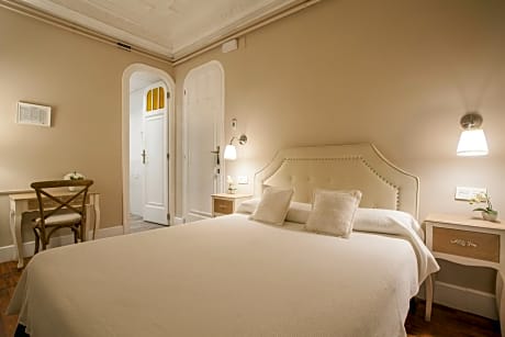 Standard Queen Room With Private bathroom