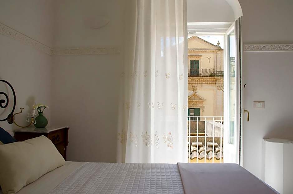 Cathedral View Apartment Noto, Historic Center, Steps from Duomo