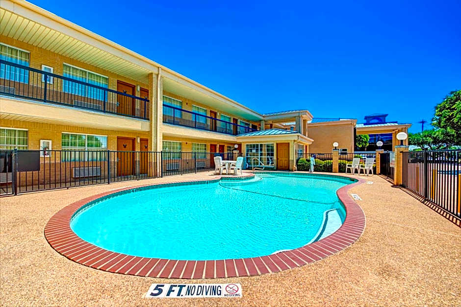 Super 8 by Wyndham Richardson Dallas