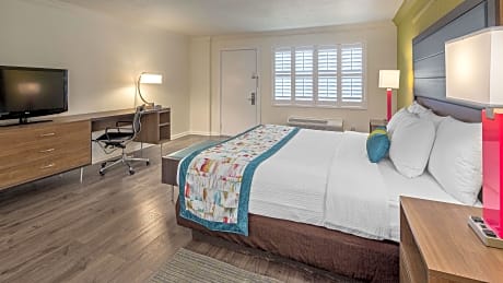 1 KING BED,NON-SMOKING,REFRIGERATOR,MICROWAVE,FULL BREAKFAST