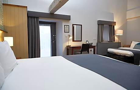 Family Room (2 Adults + 2 Children)