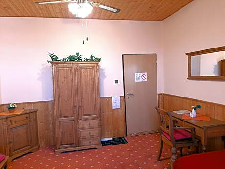 Basic Triple Room with Shared Bathroom