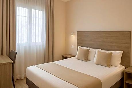 Comfort Queen Room with Sofa Bed - Garden Side/Non-Smoking