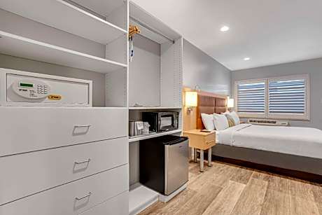 1 King Bed Non-Smoking Microwave And Refrigerator Full Breakfast