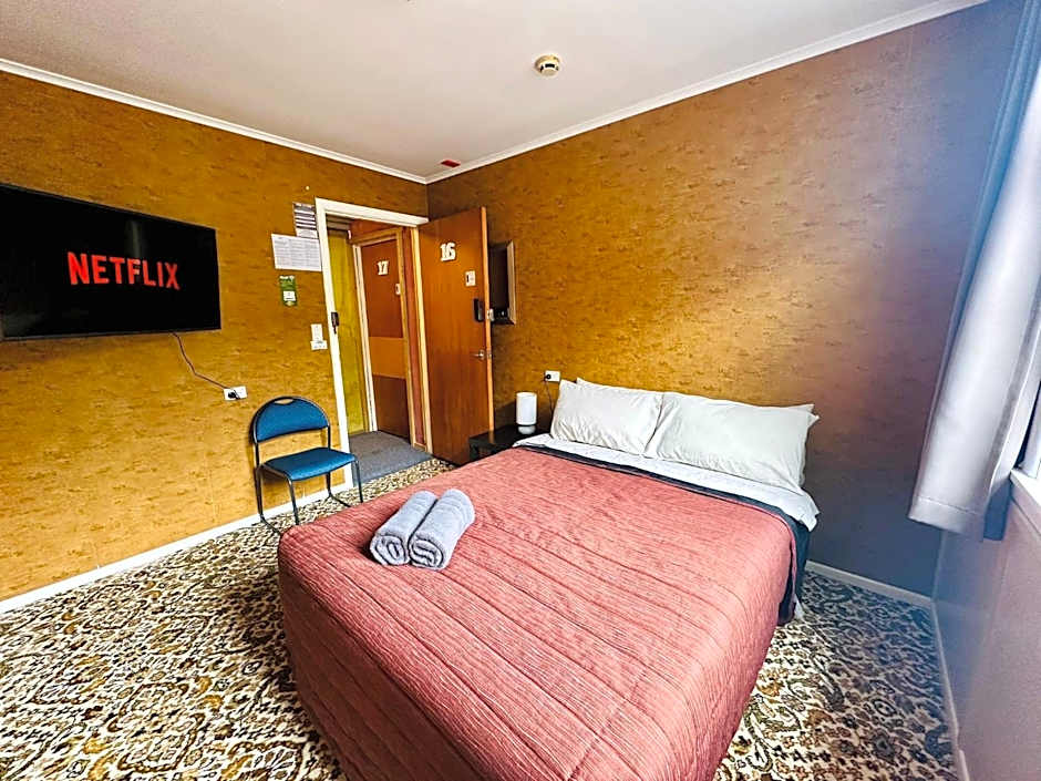 The Crossing Lodge & Backpackers