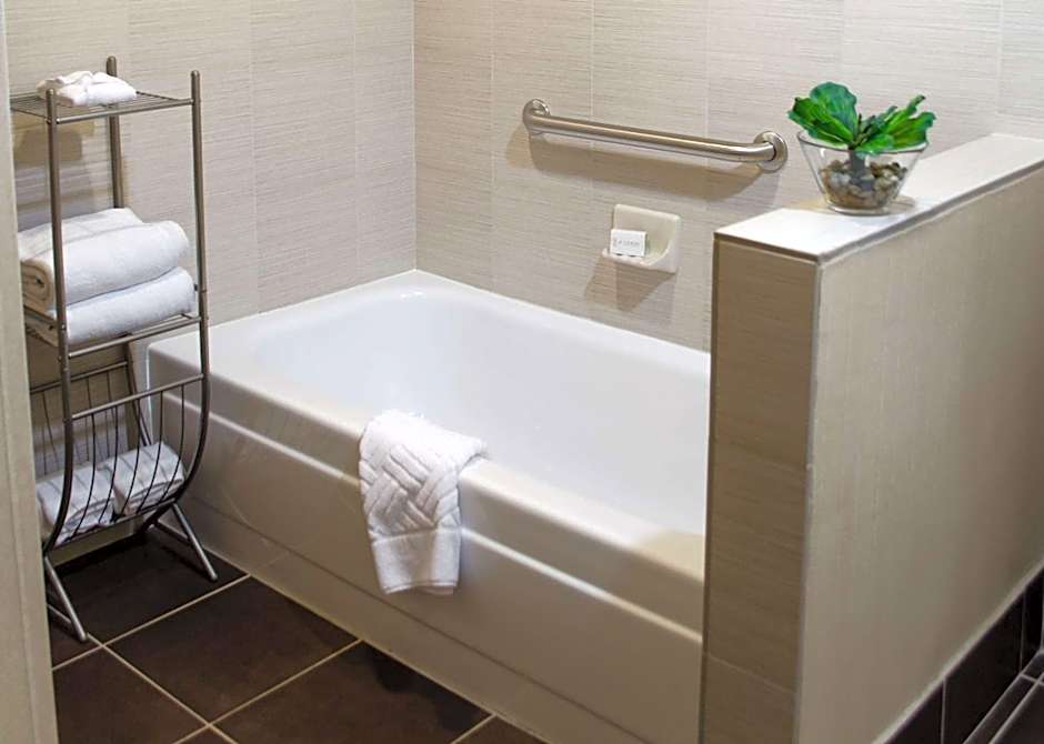 DoubleTree By Hilton Suites Tucson Airport
