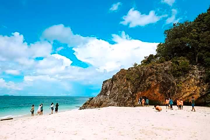 DAYA Beach, Lipe local