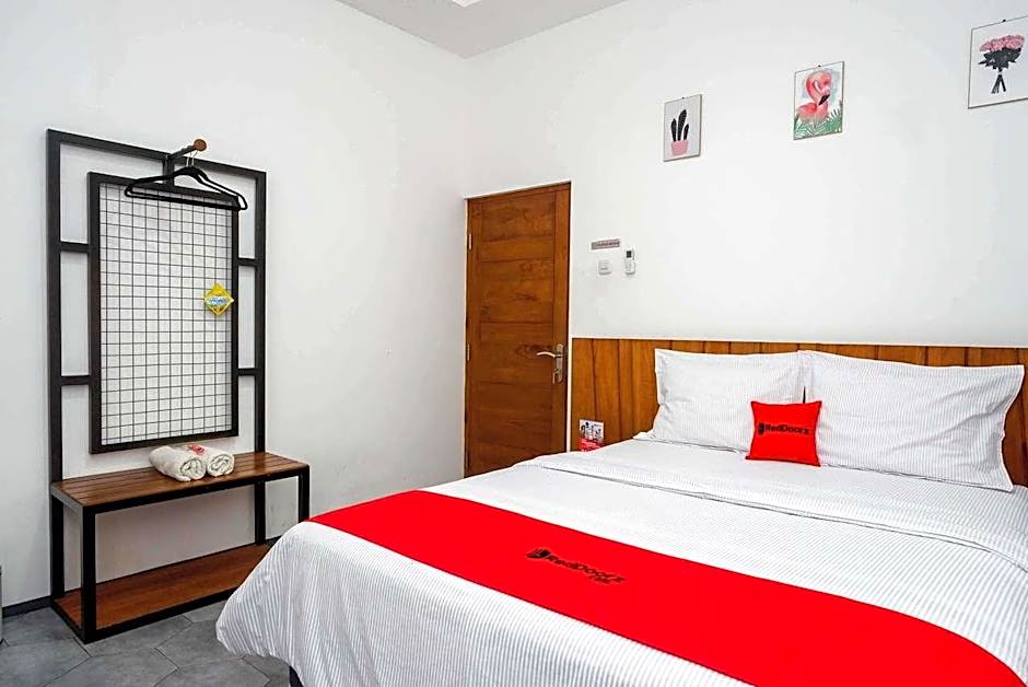 RedDoorz near XT Square 4